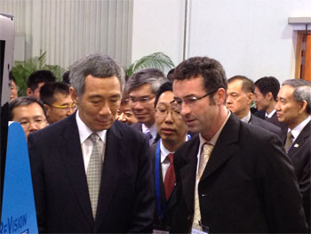 Dr. Thomas Hies from the HydroVision Asia Board of Directors presents the ReVision device to Lee Hsien Loong, Prime Minister of Singapore, at SIWW 2012.